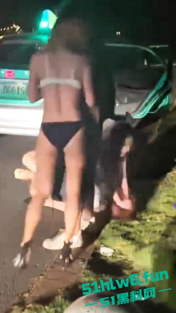 广州夜店女斗殴现场,俩长腿妹爆揍少妇只穿胸罩内裤看着可真养眼啊,这样的战斗可太爱看了。-4