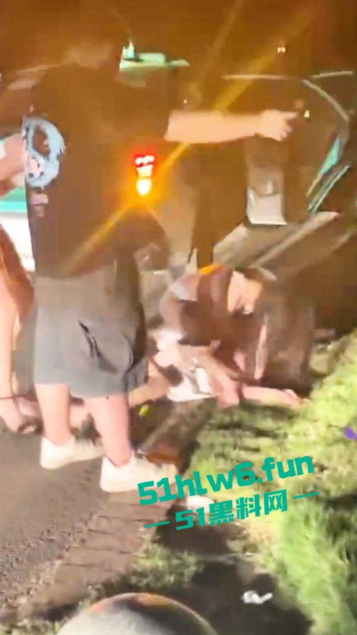 广州夜店女斗殴现场,俩长腿妹爆揍少妇只穿胸罩内裤看着可真养眼啊,这样的战斗可太爱看了。-7