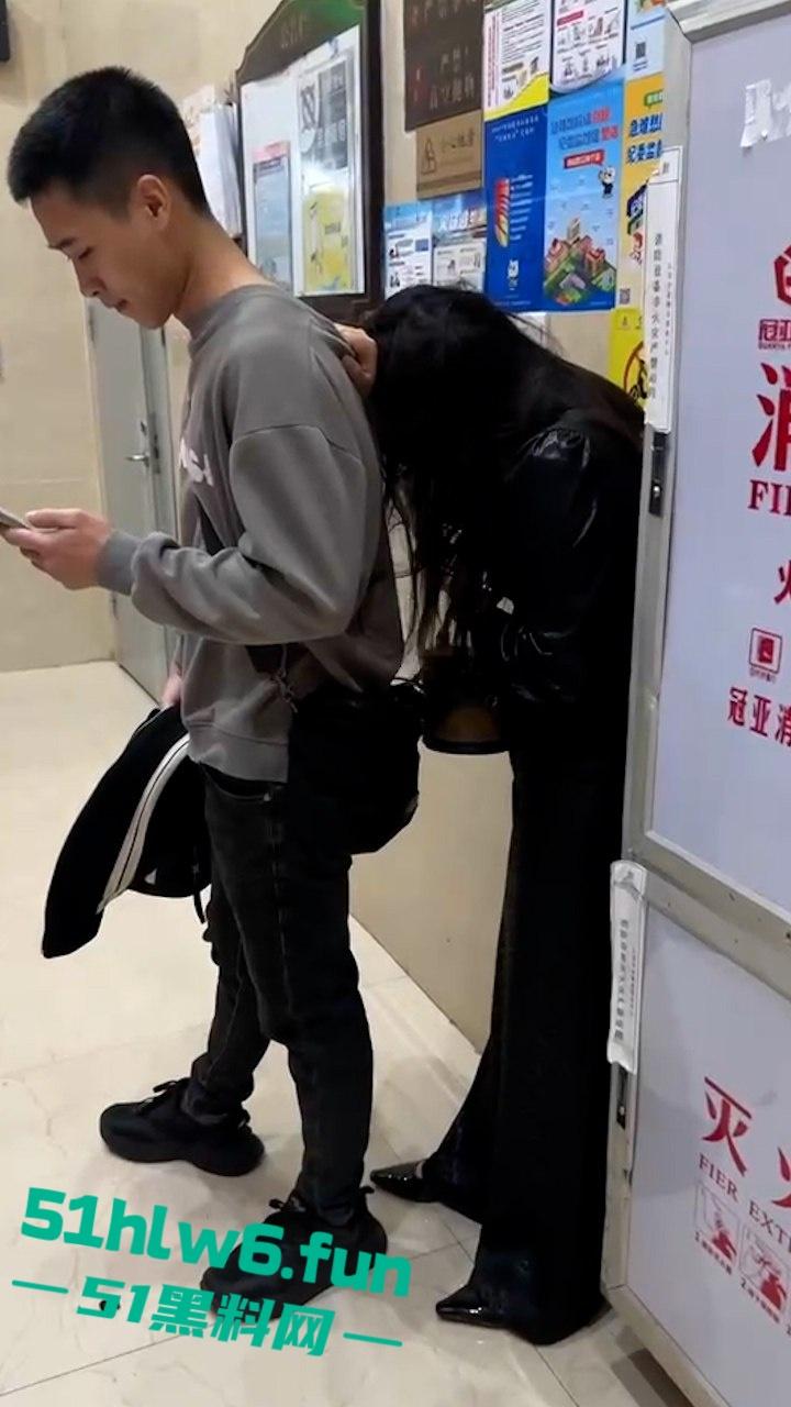 福建真实抓奸实拍,奸夫淫妇家中私会被突然回来的正主当场抓奸,撕逼现场还一直维护小三。-4