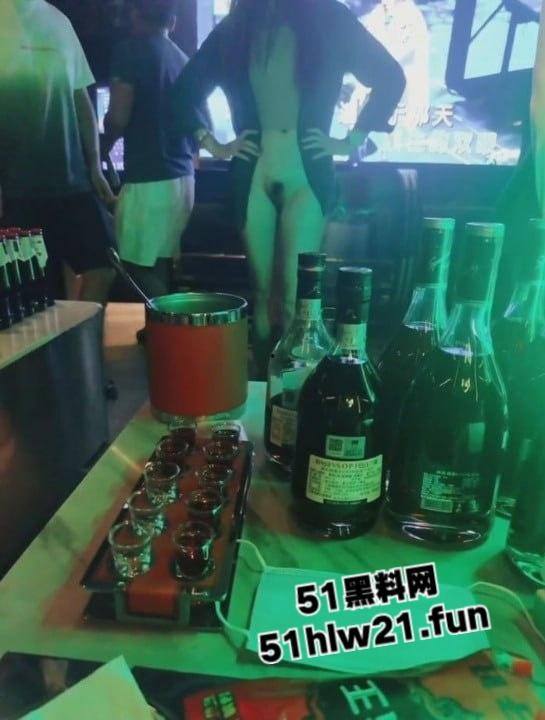 爆料不知名地下KTV淫乱尺度十级打码,坐台小姐大方摸奶抠逼光着屁股漏毛嬉戏。-6