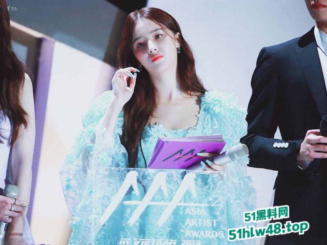 韩女团成员【李承利】后台换衣服被私生饭偷拍,骚奶全露还被同事捏屁股!-6