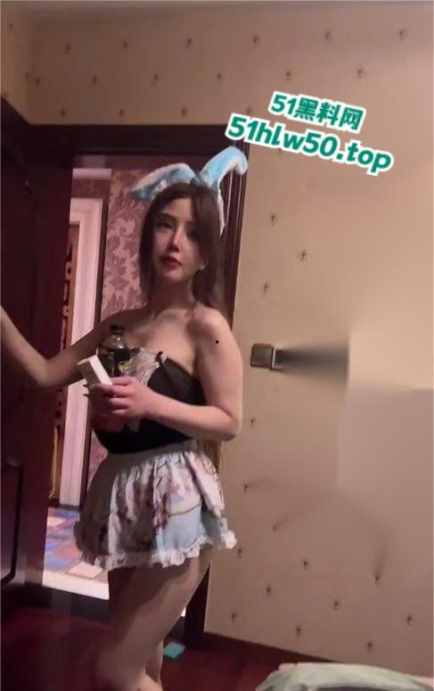 抖音小网红变身高级鸡,黑龙江高端外围一男戏三凤,黑丝开裆裤随便抽插另类刺激!-3