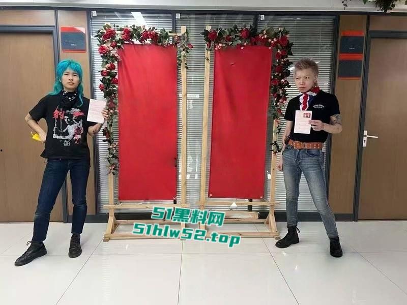 热搜的杀马特新婚夫妇【唐康】【刘雨洁】闪婚闪离,跳起来领证的快感就像高潮,满足广大网友的吃瓜!-2