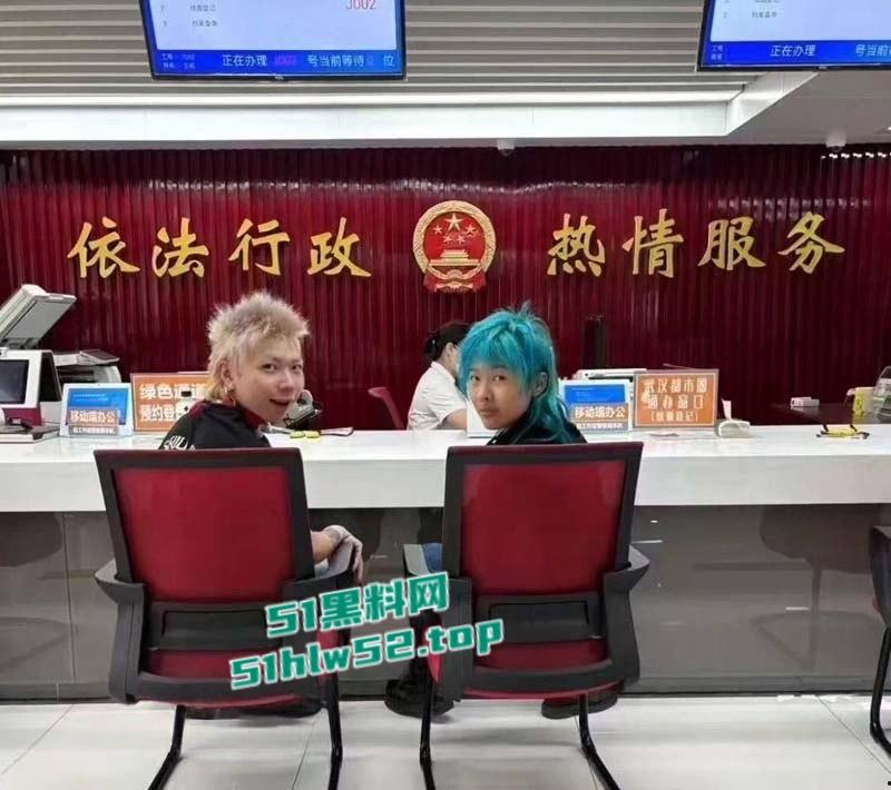 热搜的杀马特新婚夫妇【唐康】【刘雨洁】闪婚闪离,跳起来领证的快感就像高潮,满足广大网友的吃瓜!-3