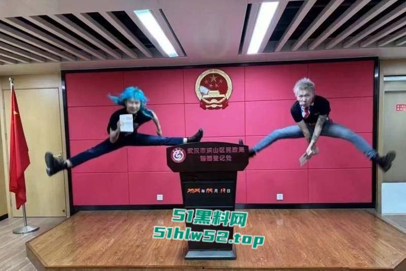 热搜的杀马特新婚夫妇【唐康】【刘雨洁】闪婚闪离,跳起来领证的快感就像高潮,满足广大网友的吃瓜!-4