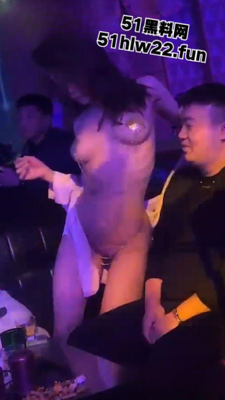 实拍酒吧ktv精彩夜生活,夜色燃爆各式性感美女陪酒妹子排队献身金主,场面堪比顶级AV现场!-2