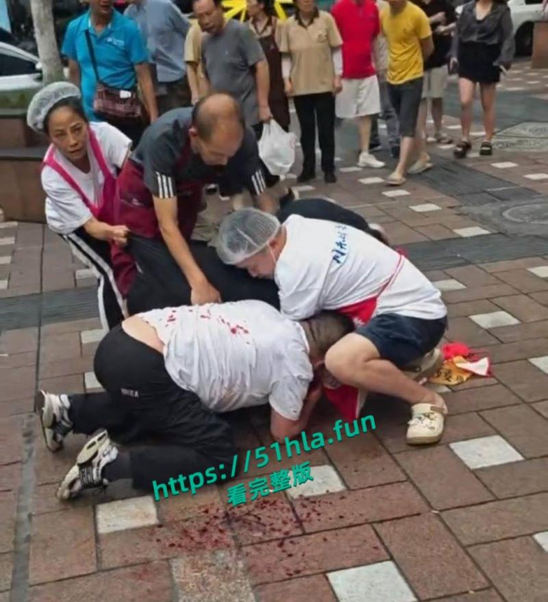 重庆南坪面馆老板抢客引发血腥斗殴持刀互砍,场面混乱血迹四溅,现场完整版视频流出!-1
