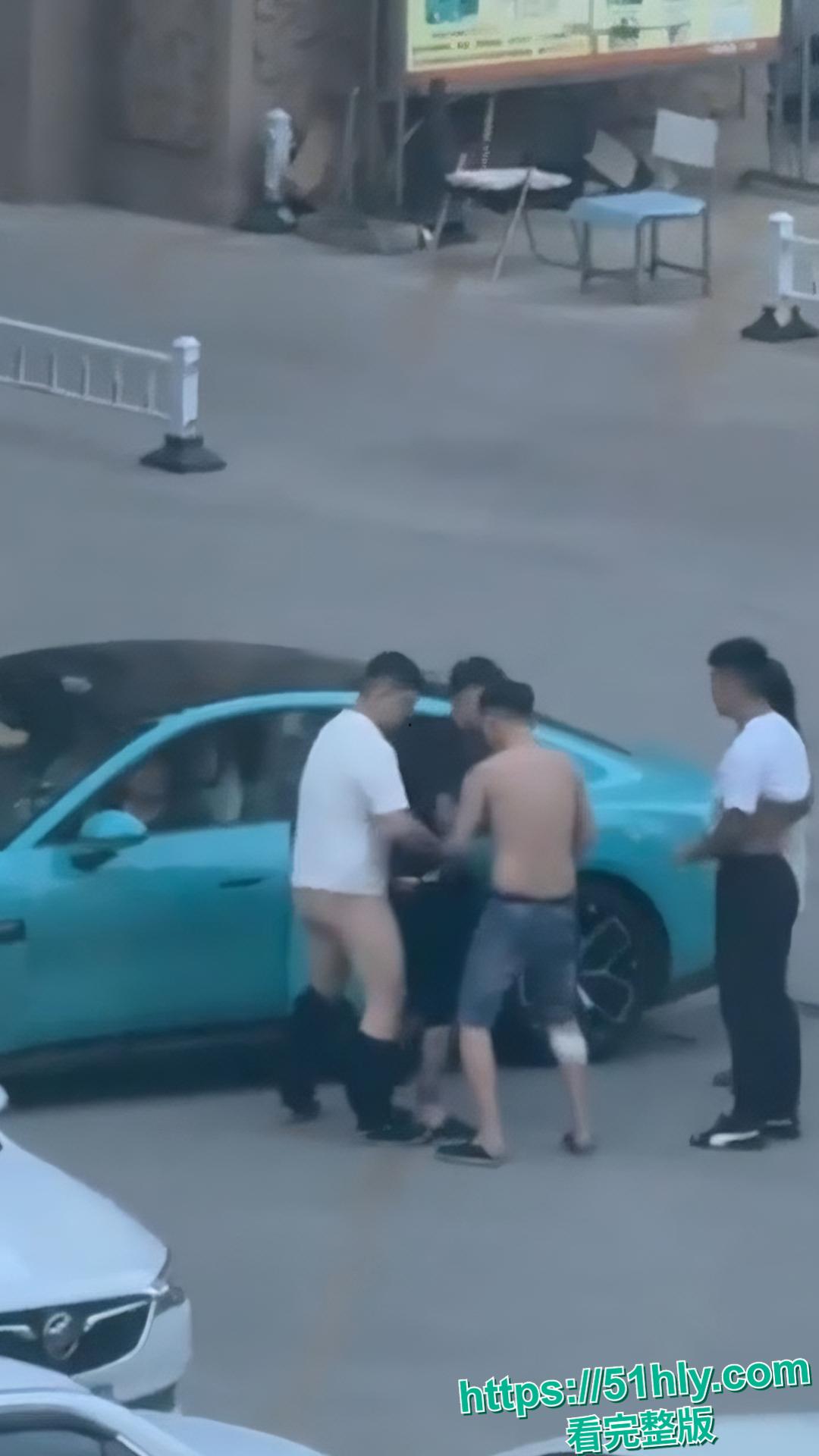 东营小米su7车头男同大战脱裤猛干贱狗 女人旁观傻眼 路人围观拍照 完整野战视频曝光-1