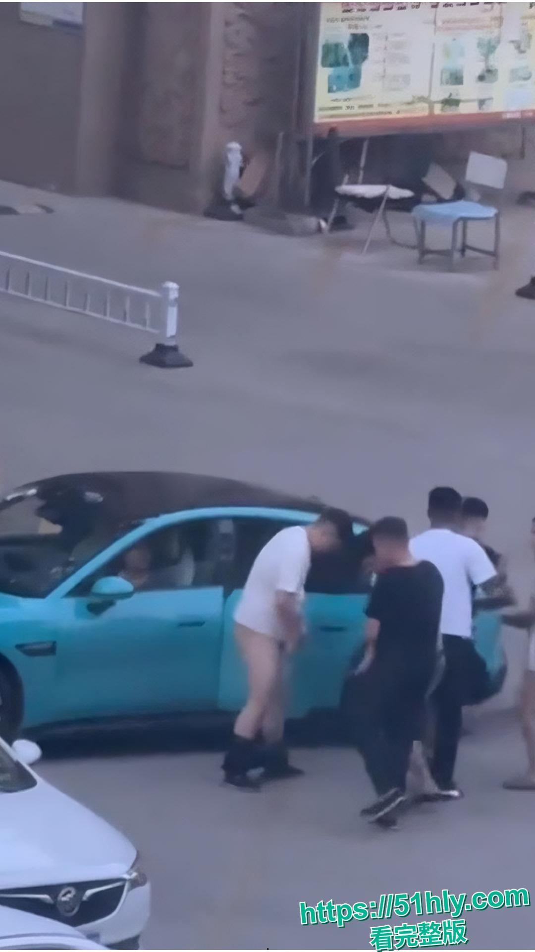 东营小米su7车头男同大战脱裤猛干贱狗 女人旁观傻眼 路人围观拍照 完整野战视频曝光-3