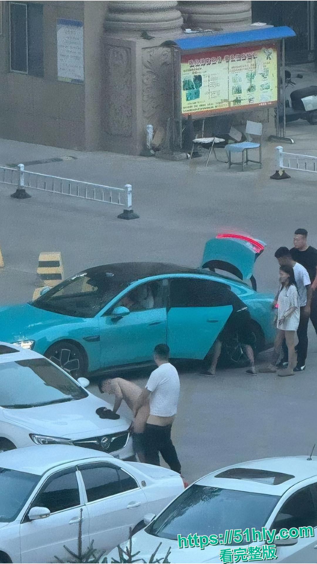 东营小米su7车头男同大战脱裤猛干贱狗 女人旁观傻眼 路人围观拍照 完整野战视频曝光-4