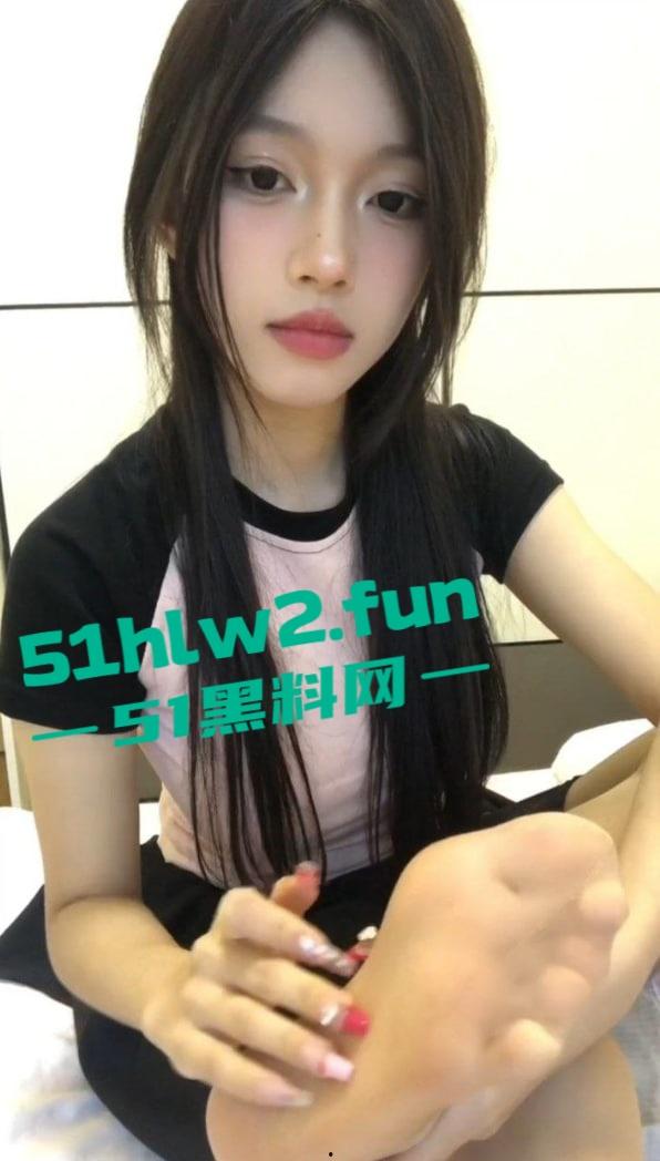 爆火的玉足主播【晴天小猪】最新订制福利恋足色友千万不要错过,犹抱琵琶半遮面的顶级诱惑。-9