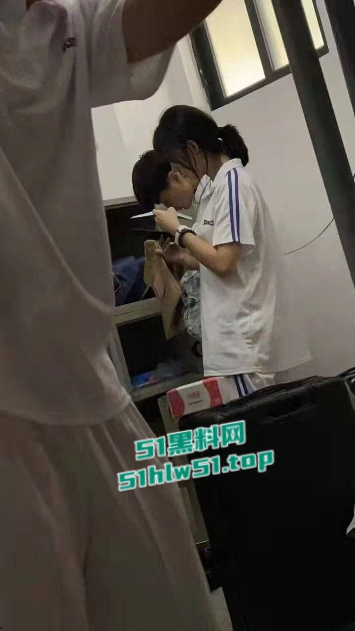 卫校寝室偷情,当着兄弟面不知廉耻兽性大发操女友,兄弟们想加入被拒绝后将偷拍视频曝光!-3