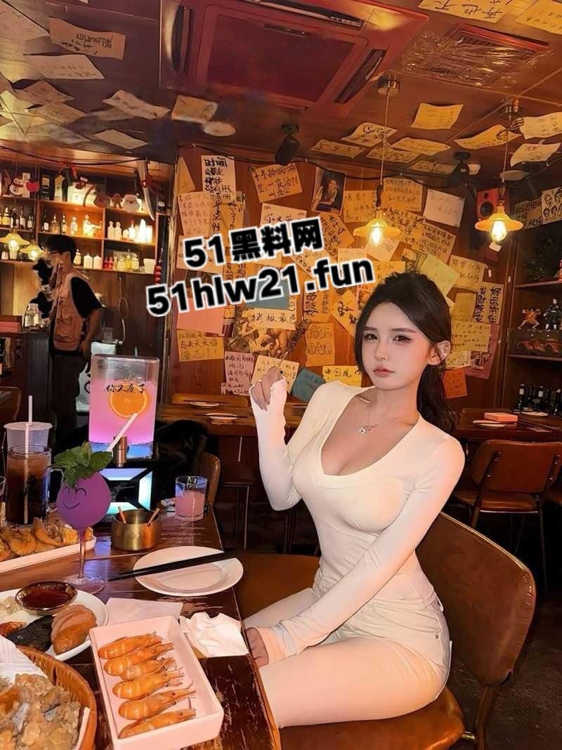 青岛巨乳模特【刘丹】香港陪睡大哥三天赚25万,反手拿着介绍费跑路,惨遭经纪人全网曝光下海视频。-6