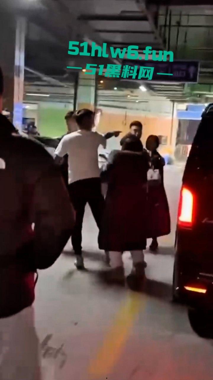 地下停车场捉奸,女子联合亲友抓小三当场逮住老公和小三亲热,将两人围堵殴打,妻子和带来的人已经被刑拘。-4