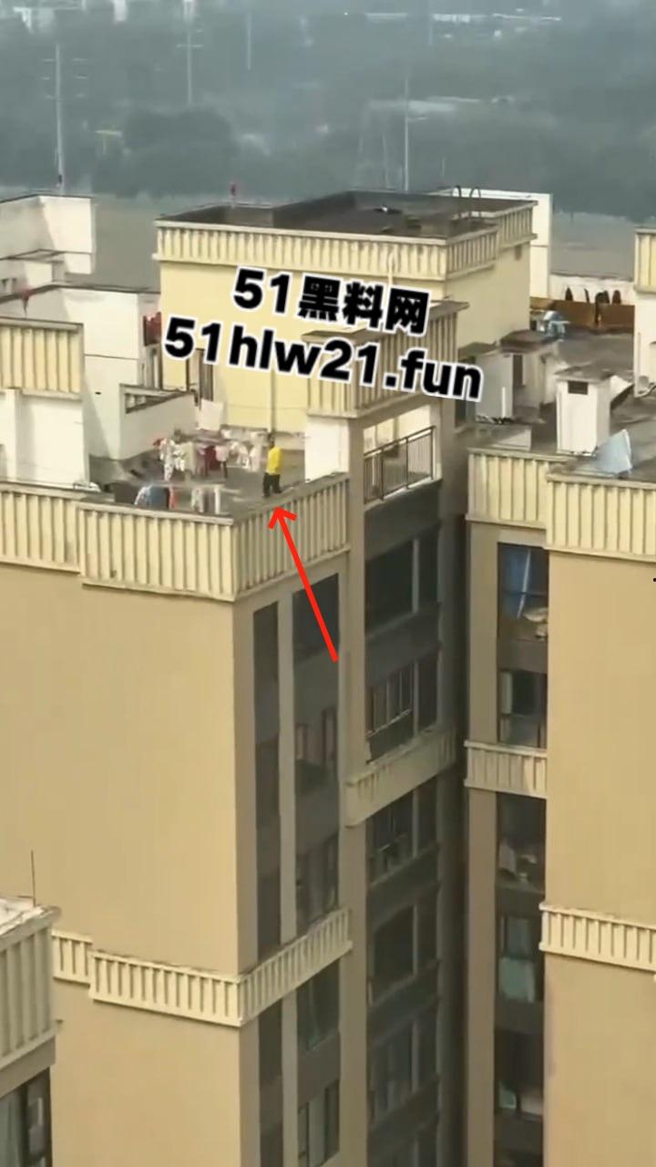 河南郑州某小区，惊现偷内衣变态被邻居拍下全过程，变态直接当场伸进内裤开始打飞机！-5