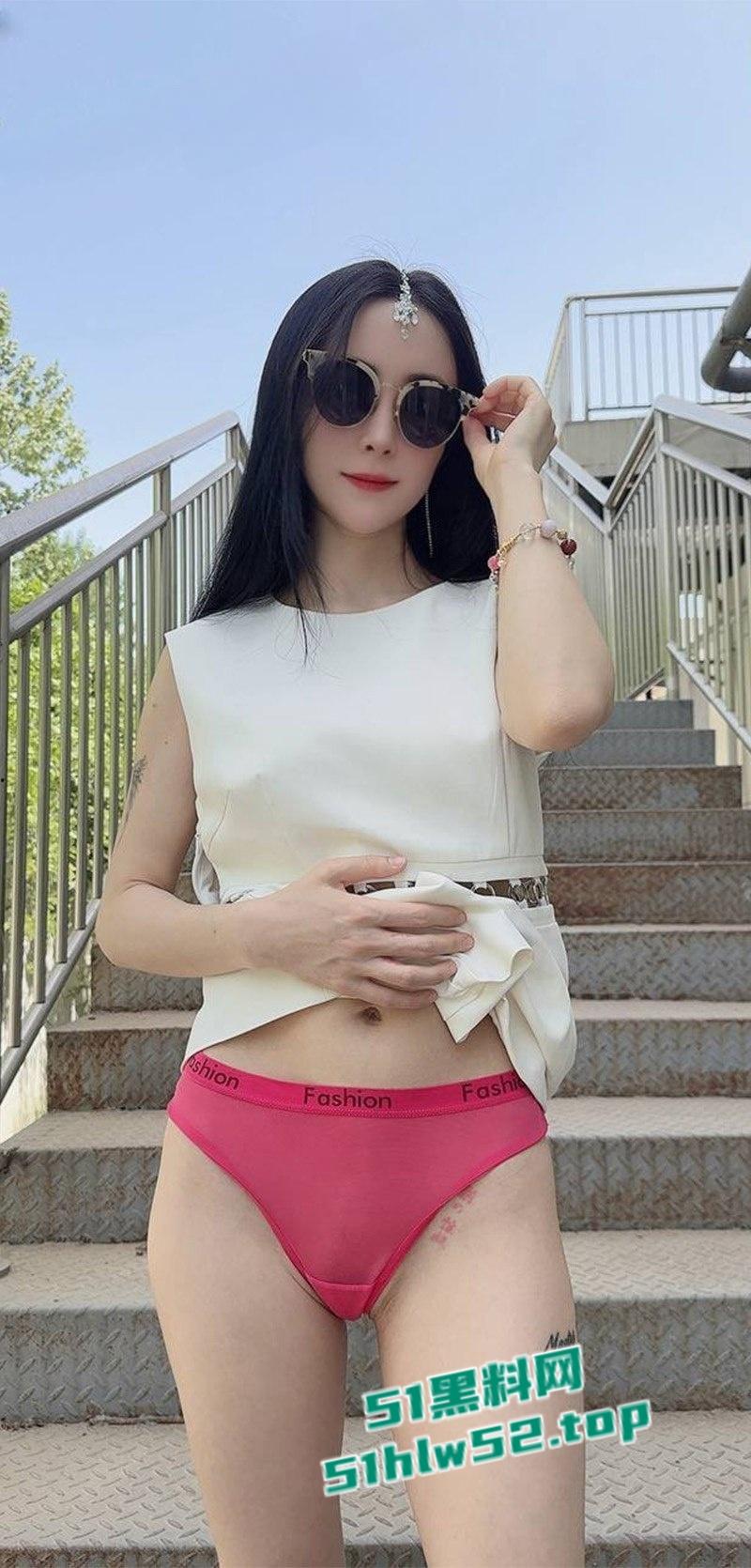 推特网红【西安大表姐】最新露出合集,餐厅商场天桥肆意露出狂欢自慰,淫荡表情反差到极致!-1