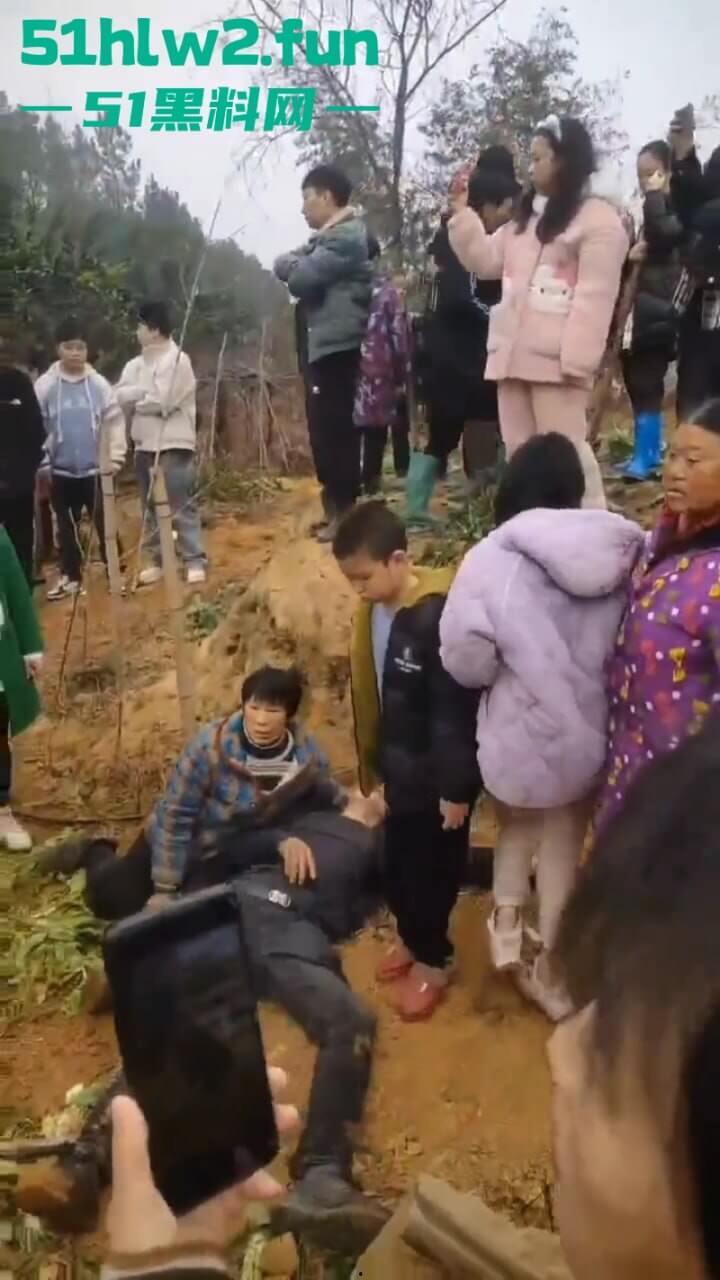 湖南衡阳李花村和添枝村互殴,数名外姓移门村民被打晕倒地不起,现场实拍流出。-1