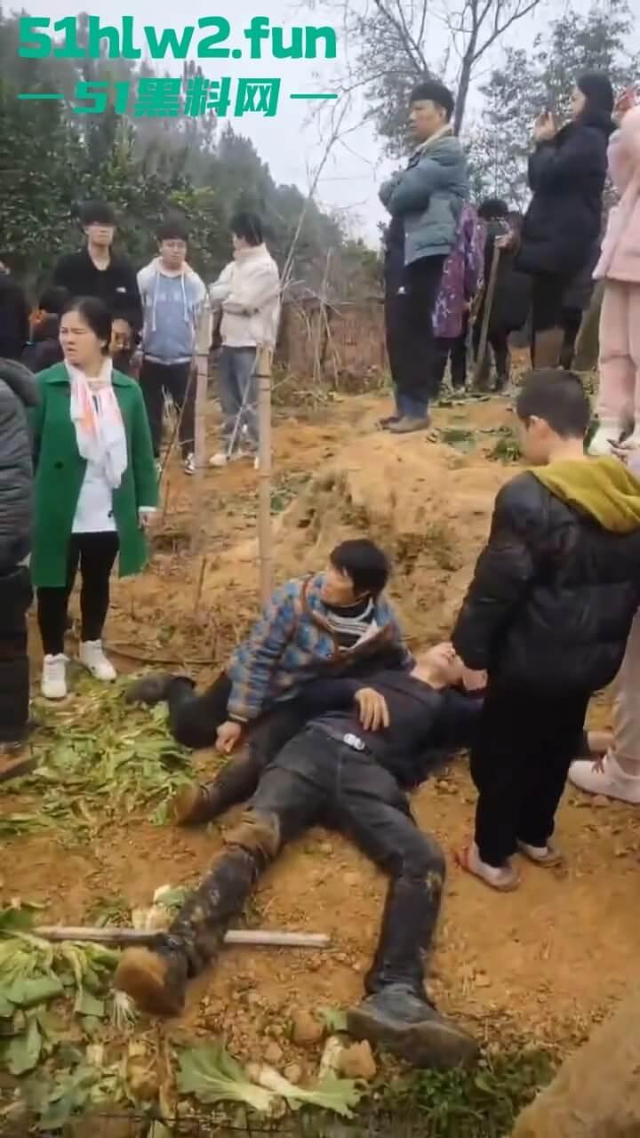 湖南衡阳李花村和添枝村互殴,数名外姓移门村民被打晕倒地不起,现场实拍流出。-2