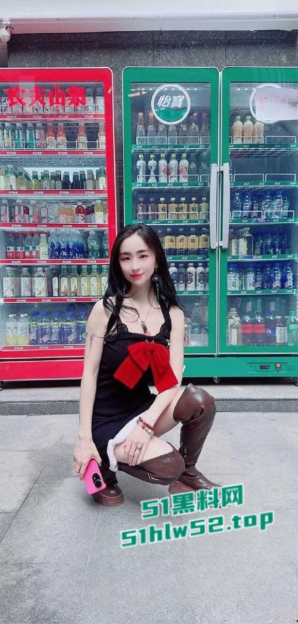 推特网红【西安大表姐】最新露出合集,餐厅商场天桥肆意露出狂欢自慰,淫荡表情反差到极致!-4