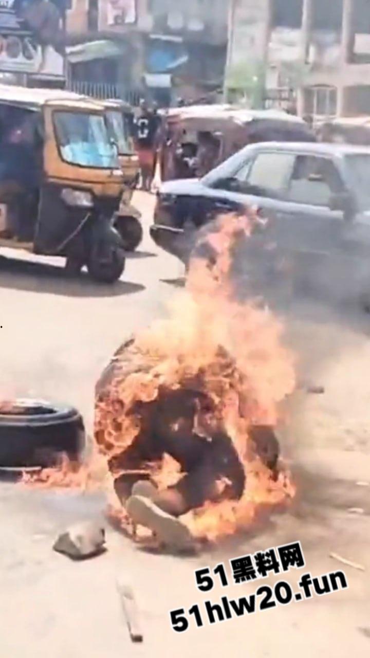 尼日利亚私刑现场,暴徒试图抢夺三轮车失败围观群众拒绝报警,改用私刑套轮胎烧人现场视频曝光。-4