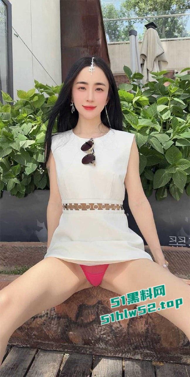 推特网红【西安大表姐】最新露出合集,餐厅商场天桥肆意露出狂欢自慰,淫荡表情反差到极致!-7