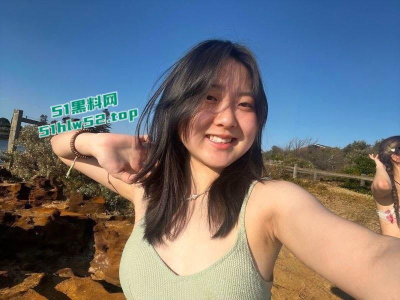 新加坡反差婊【静妍】分手后遭前男友曝光,颈戴项圈全裸出镜,揉奶自慰完美暴露风骚本性!-2