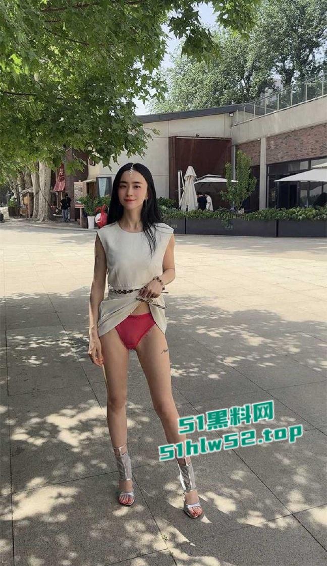 推特网红【西安大表姐】最新露出合集,餐厅商场天桥肆意露出狂欢自慰,淫荡表情反差到极致!-9