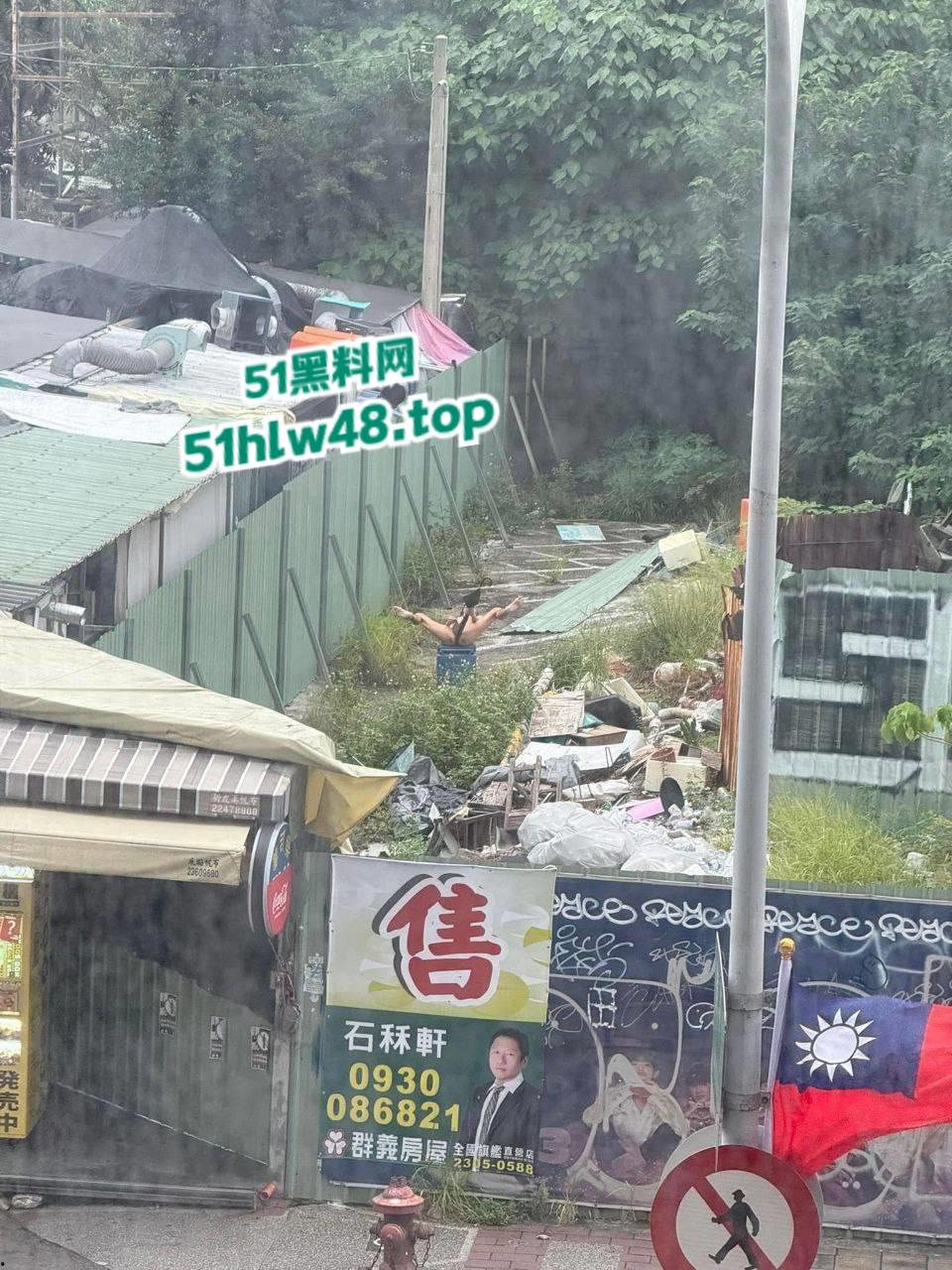 湾湾长腿大妈露天自慰被偷拍,大妈身材年轻时也绝对是大美女,想不到老了竟然这么饥渴。-5