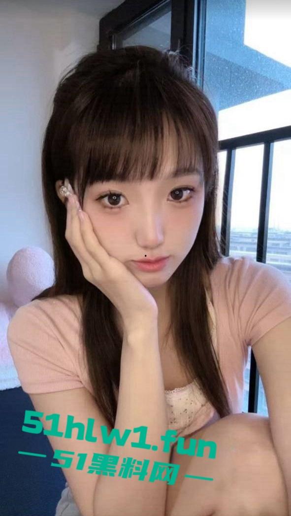 湖南长沙反差女大学生【刘子玥】 soul上撩骚约炮视频裸聊,隔着镜头伸出舌头接网友精液。-1