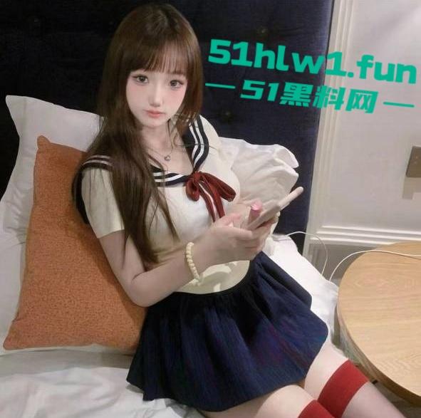 湖南长沙反差女大学生【刘子玥】 soul上撩骚约炮视频裸聊,隔着镜头伸出舌头接网友精液。-3