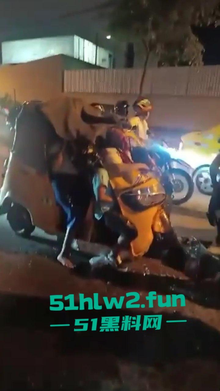 老头乐车祸现场因超速追尾,老头被当场甩出满脸是血,这回老头乐坏了老头也不乐了。-1