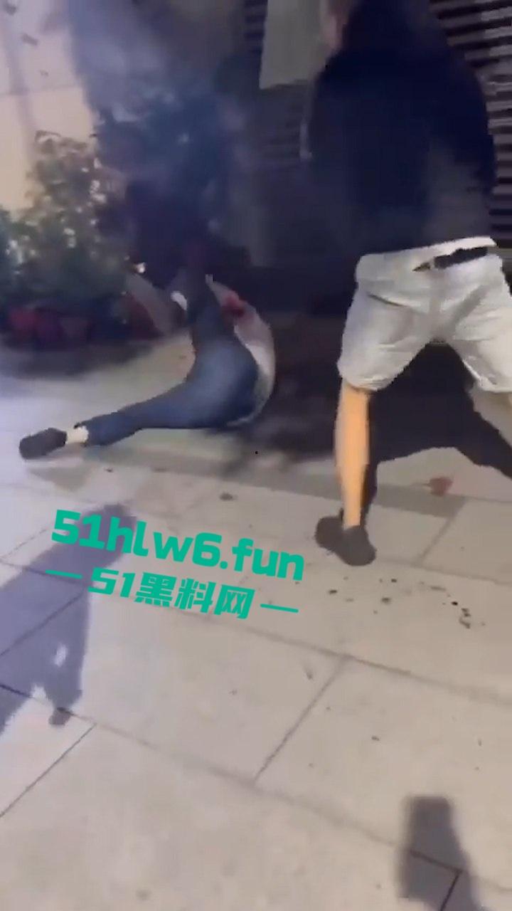 四川成都街头一男子遭多人围攻被砍数刀,血腥仇杀场面比电影还精彩。-2