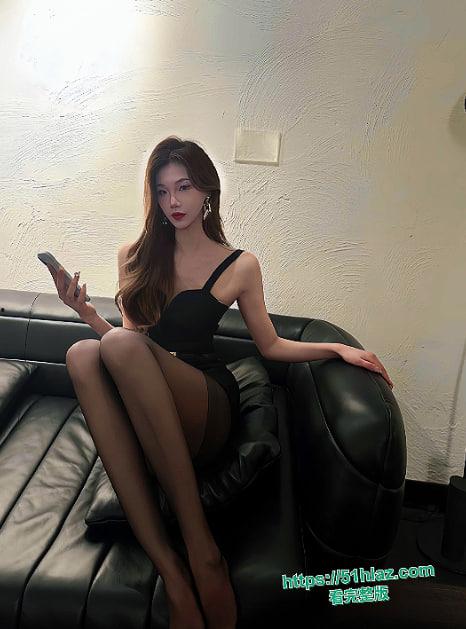 武汉小杨哥最新女主小爱合集流出 颜值爆表身材炸裂 从大胆露出到骑乘激情 再到KTV车震口活 场景花样百出-5