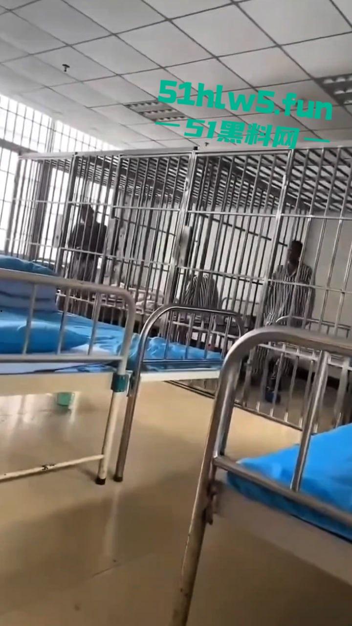 实拍精神病院内部，高墙、铁窗、监控摄像头。真实的牢笼的样子就是另一种类的监狱。-1