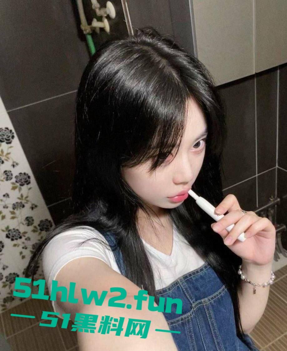 浙江杭州女模【‌张梓丹】大年就被金主爸爸脚趾插逼，穷人的女神富人的泄欲母狗。-3