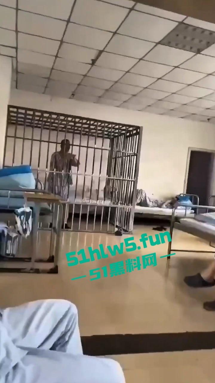 实拍精神病院内部，高墙、铁窗、监控摄像头。真实的牢笼的样子就是另一种类的监狱。-4