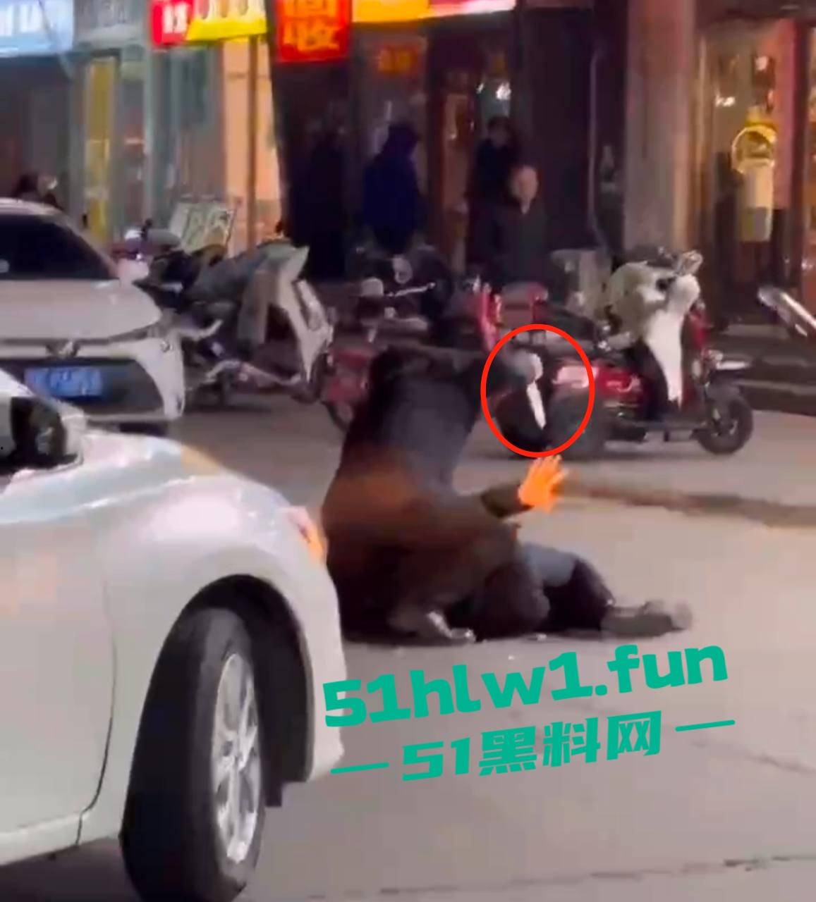 河北三河市街头刀仔,上上城三季小区附近,一男子持刀当街行凶,受害人撕心裂肺惨叫,周围无人敢上前援救。-1