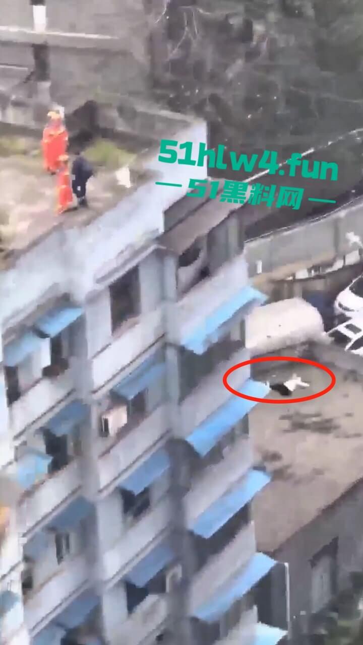 山西一男子轻生现场,救援队赶到男子奋不顾身跳楼自杀,据悉是离婚导致的精神崩溃。-5