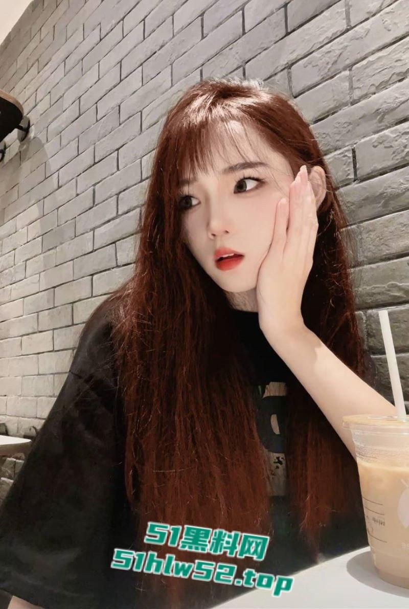 陌陌勾搭极品女神，酒店约炮吃鸡视频曝光，口交深喉技术娴熟媚眼含情勾魂十足！-2