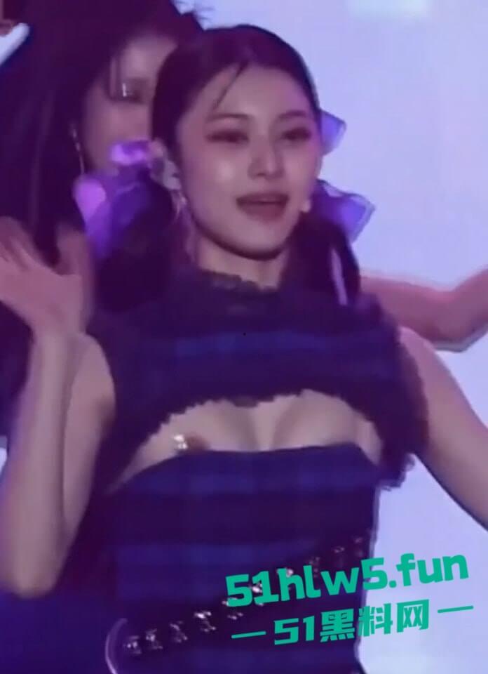 韩国新晋女团幻蓝小熊成员【媛媛】演唱会露奶事件,现场粉丝拍摄完整版视频流出。-8
