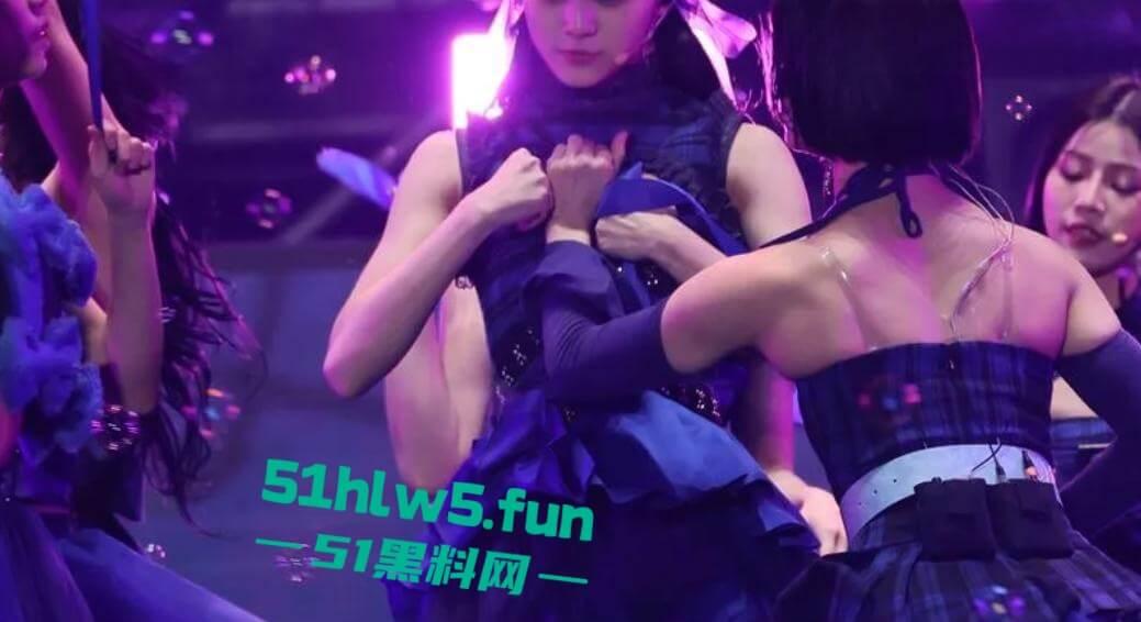 韩国新晋女团幻蓝小熊成员【媛媛】演唱会露奶事件,现场粉丝拍摄完整版视频流出。-9