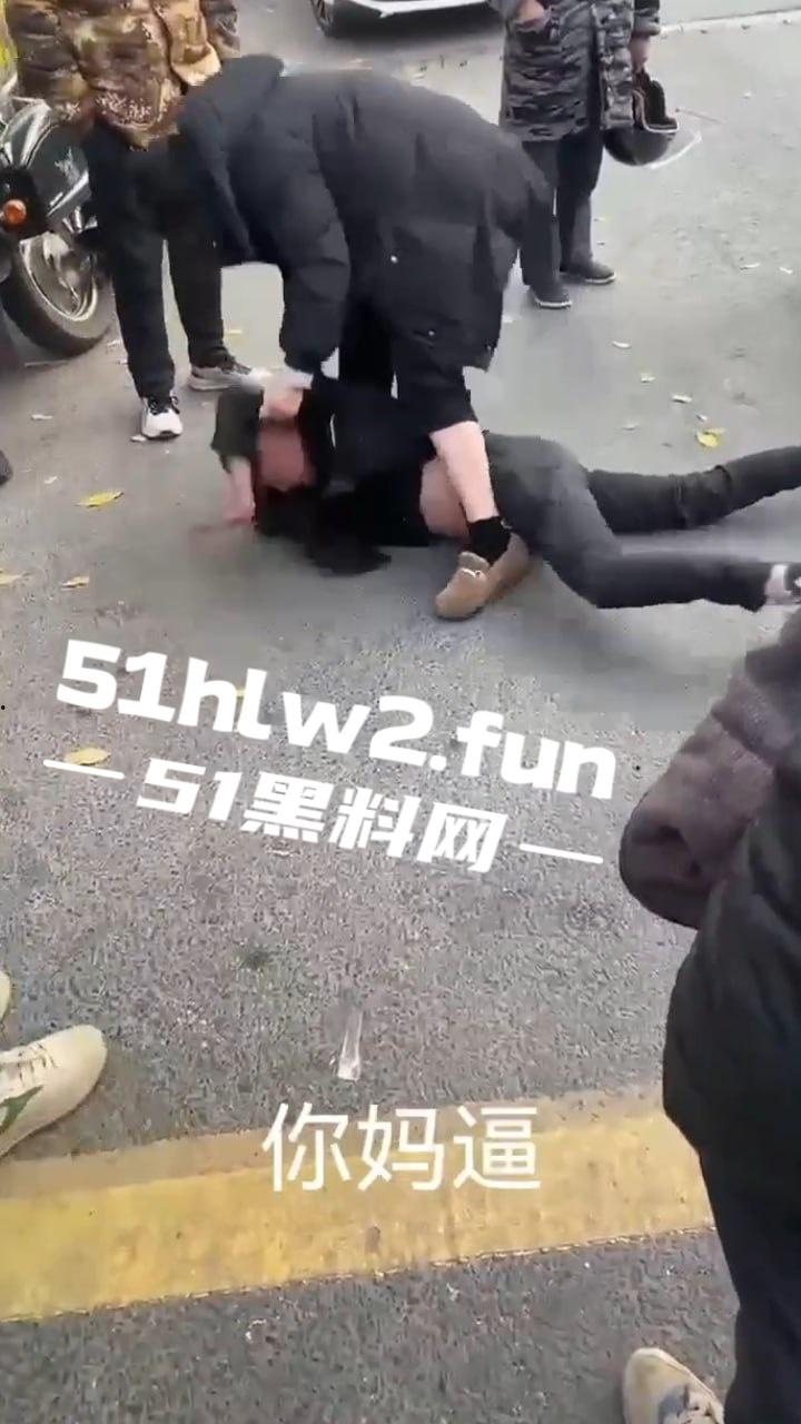 大哥以处对象名义,白操女人一年多 一分钱不花,连件衣服都不买还想分手被女子追到工地一顿暴打。-1