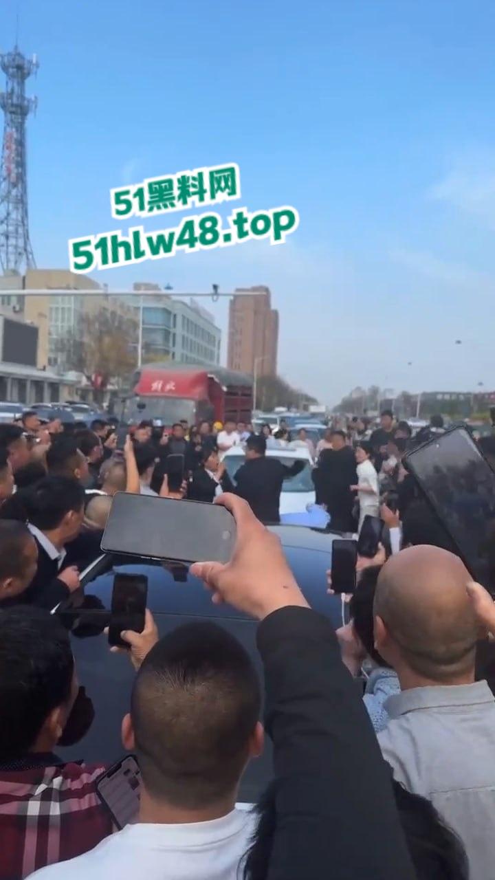 河北邢台最蠢原配,带姐妹家人砸车抓小三被吓的车里不敢出来,结果被玻璃划伤原配遭刑拘。-6