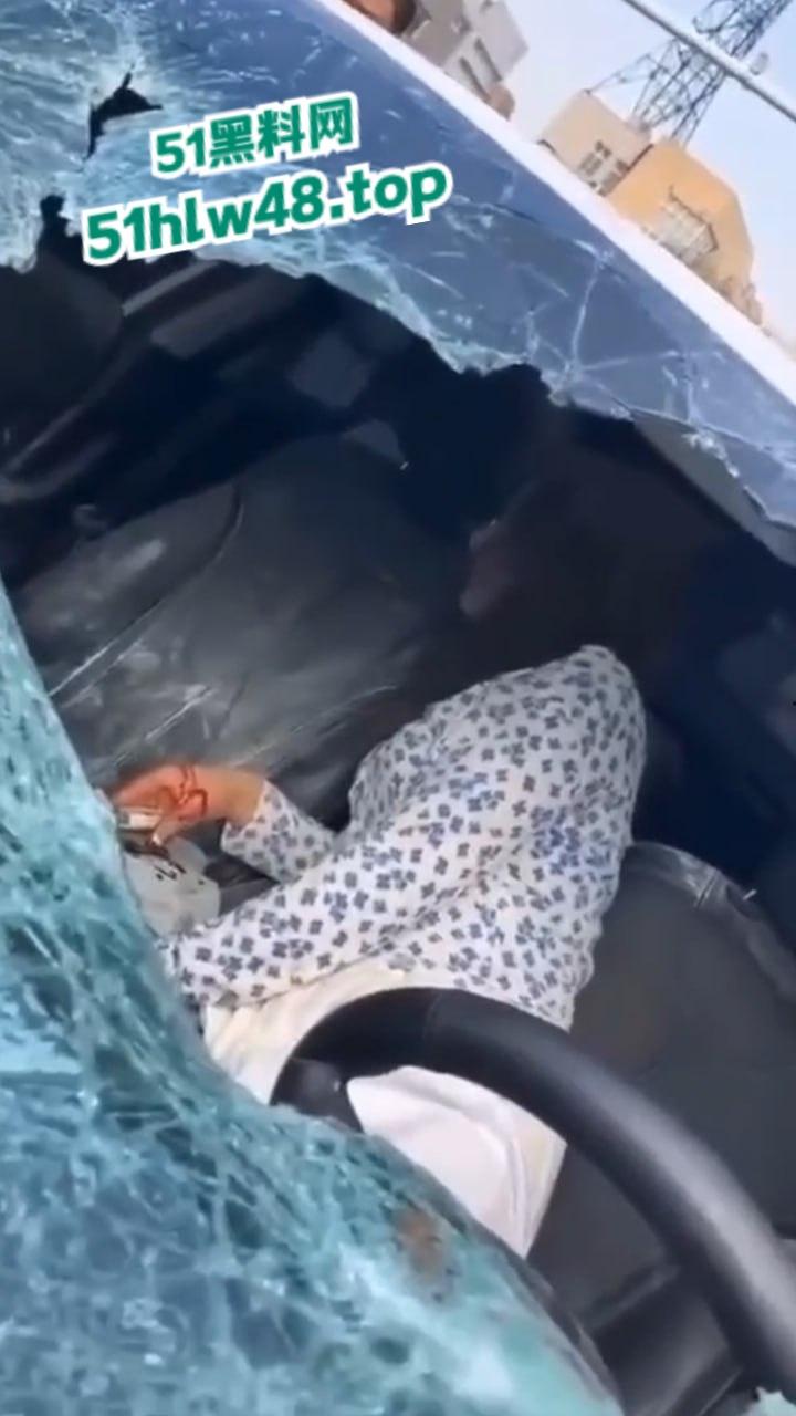 河北邢台最蠢原配,带姐妹家人砸车抓小三被吓的车里不敢出来,结果被玻璃划伤原配遭刑拘。-7