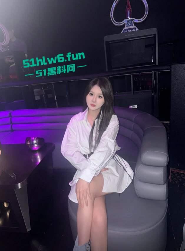 抖音20W粉丝大长腿女神级网红【亲亲小渝】金主高价定制,低角度美景甜美蜜桃臀!-1