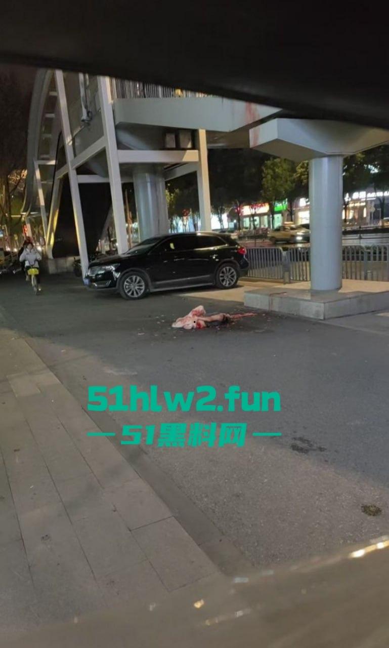 恐怖事件!武汉花园道icc天桥下惊现一具一分为二的碎尸,跳楼自杀撞到栏杆被拦腰切断。-6