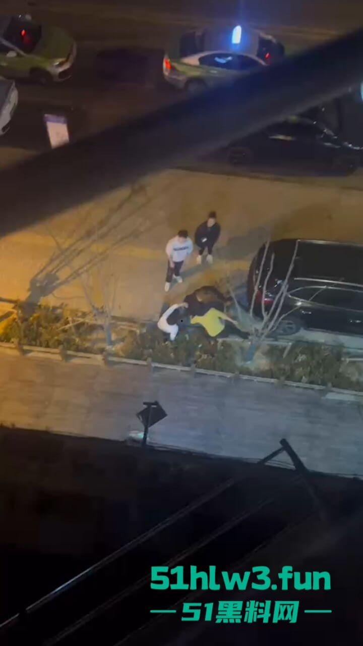 青岛嚣张小太妹醉酒打车辱骂司机被对方一拳KO,当场歇菜,实拍视频曝光!-9