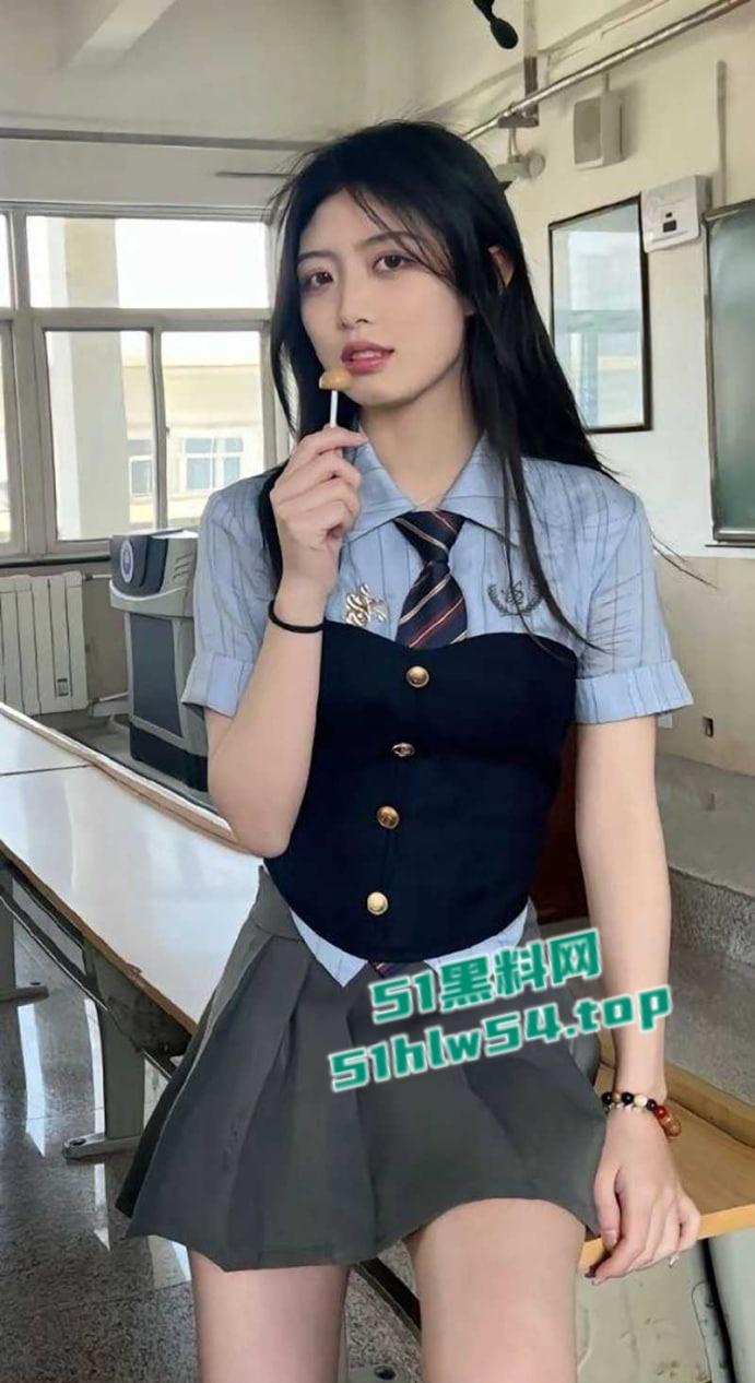 西安清纯学生妹【王思涵】被男友调教做爱视频曝光,完美露脸表情既享受又风骚!-6