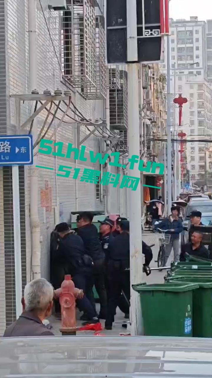 广东揭阳无业男子持刀示威被防暴警察当街擒拿 成功把自己送进局子 年夜饭有着落了!-1