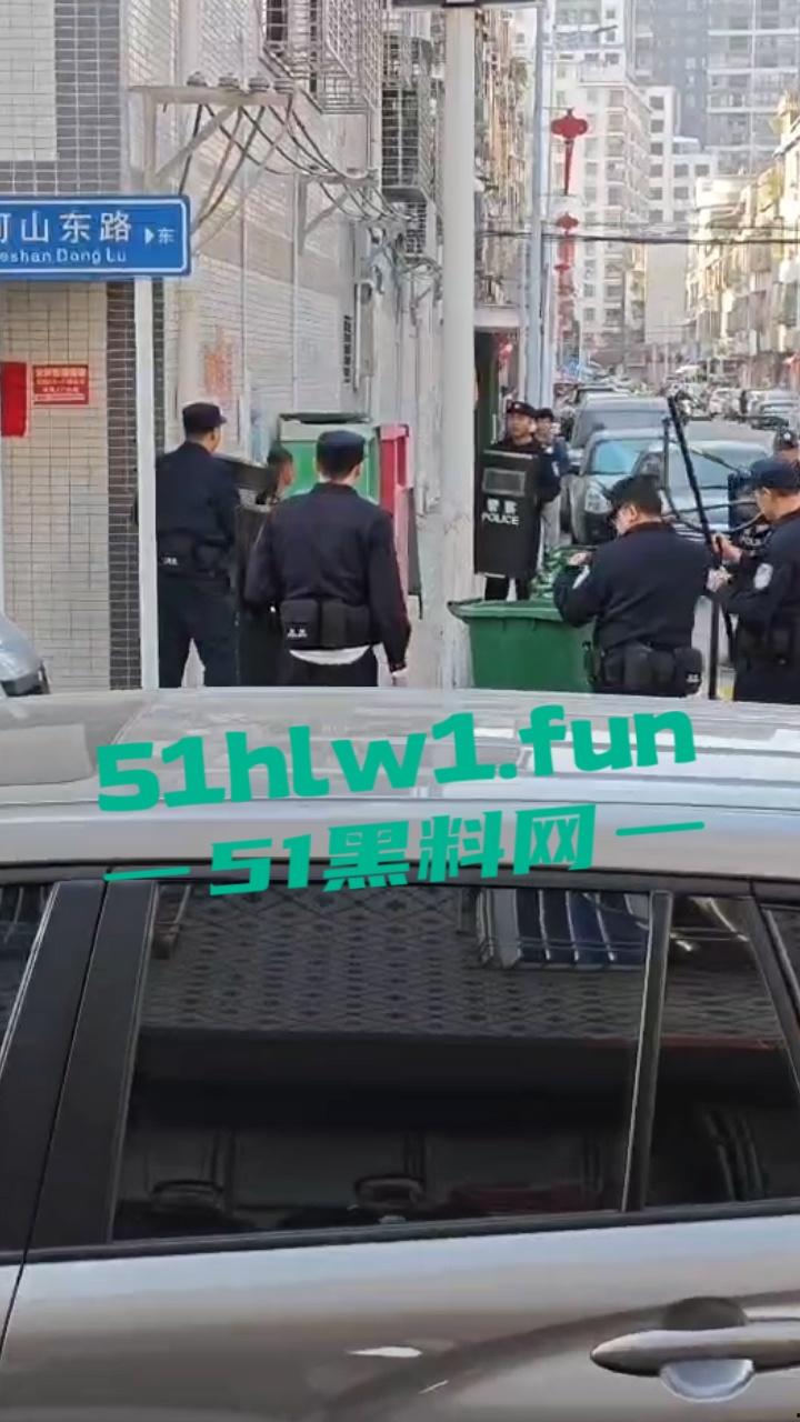 广东揭阳无业男子持刀示威被防暴警察当街擒拿 成功把自己送进局子 年夜饭有着落了!-3